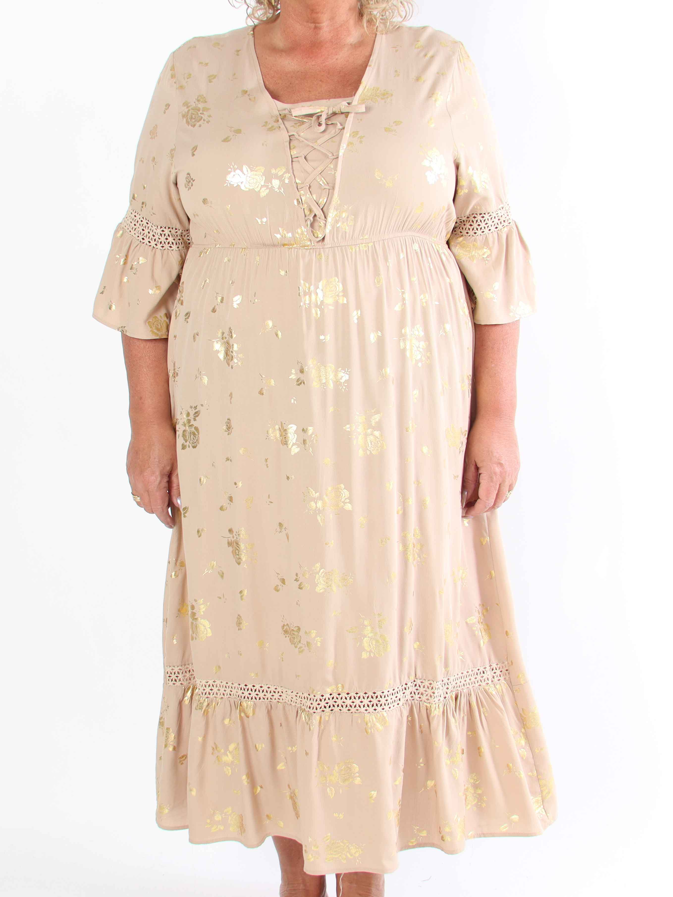 Pernilla - Klänning med guldfärgade blommor och broderier